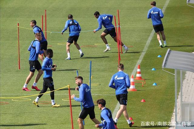 国安球迷在主场高喊激烈口号，比赛引发热议